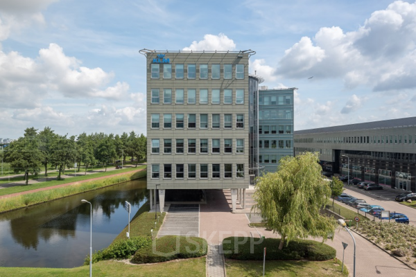 Voorzijde van het kantoorpand aan het water