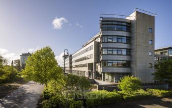 Exterieur van het kantoorpand op Boeingavenue 223 – 239 in Schiphol Rijk, Schiphol, met moderne architectuur en omringd door groene beplanting.