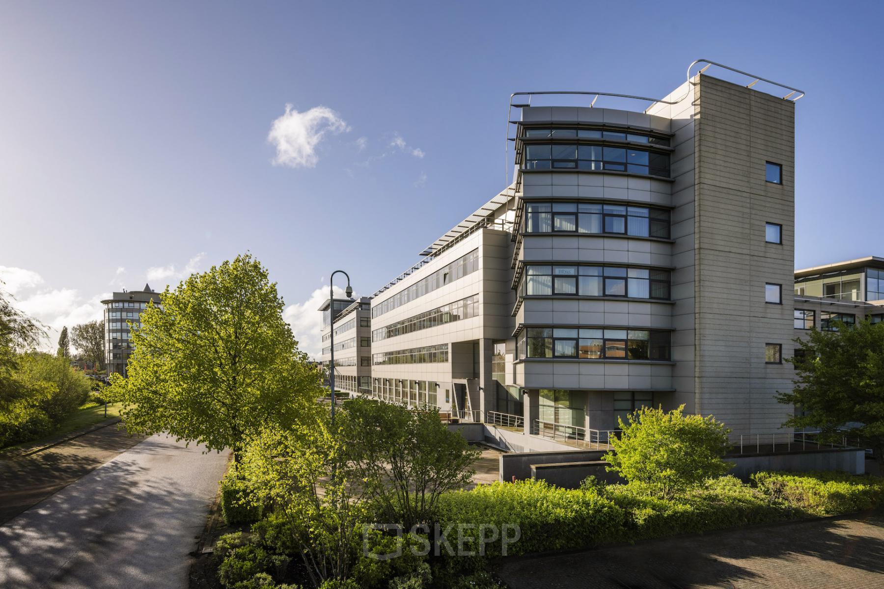 Exterieur van het kantoorpand op Boeingavenue 223 – 239 in Schiphol Rijk, Schiphol, met moderne architectuur en omringd door groene beplanting.