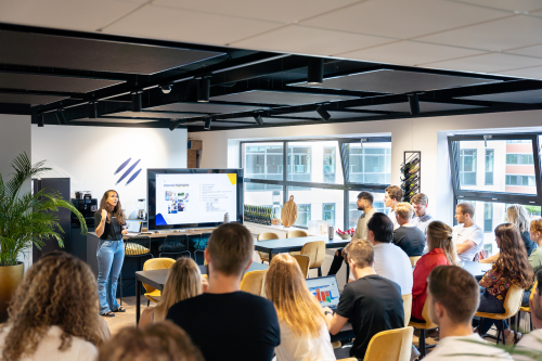 Kantoorpand Beechavenue 30 in Schiphol Rijk met een presentatie voor een groep medewerkers.