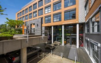 Vooraanzicht van het kantoor op Boeing Avenue 1-19 in Schiphol Rijk, ideaal voor kantoorruimte huren met ruime parkeergelegenheid en moderne uitstraling.