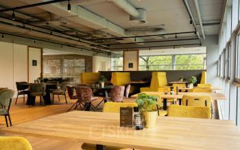 Ruime en moderne kantoorruimte in Schiphol Rijk met meerdere zithoeken en houten tafels. Ideaal voor vergaderingen en werkonderbrekingen. Natuurlijk licht stroomt binnen door grote ramen. Perfect om een kantoorruimte te huren.
