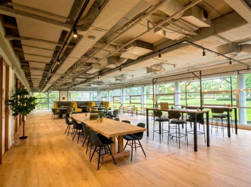 Ruime en lichte werkruimte met houten vloeren en moderne meubels op Boeing Avenue 1-19, perfect voor kantoorruimte huren in Schiphol Rijk.