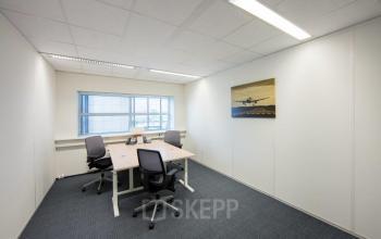 beschikbare kantoorruimte schiphol airport beech avenue vloerbedekking bureau tafel stoel ramen uitzicht