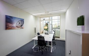 ingerichte kantoorunit beschikbaar vloerbedekking kast schilderij ramen uitzicht bureau stoelen schiphol airport beech avenue amsterdam