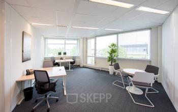 kantoorkamer huren schiphol beech avenue ingericht afgsloten meubilair