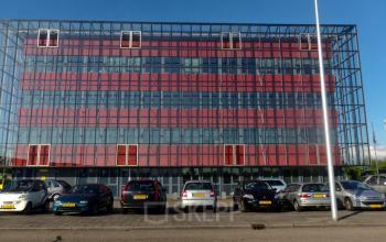 parkeerruimte autos kantoorgebouw schiphol