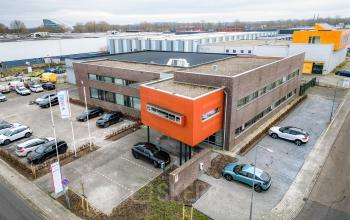 Ruime kantoorpand op Fischerpad 106 in Sittard met moderne gevel en parkeergelegenheid. Ideaal om kantoorruimte te huren en werkplekken te creëren.