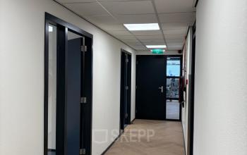 Neutral corridor in an office building on Fischerpad 106, Sittard, part of a rentable kantoorpand. Ideal for navigation to workspaces or conference rooms.