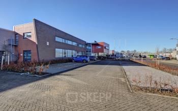 Exterieur van kantoorpand op Fischerpad 106 in Sittard, met een ruime parkeerplaats en moderne architectuur. Ideaal voor kantoorruimte huren.