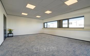 Lichte en ruime kantoorruimte te huur op Fischerpad 106, Sittard. Grote ramen bieden veel natuurlijk licht, ideaal voor diverse kantooropstellingen. Neutrale vloer en plafondverlichting complementeren de strakke uitstraling.