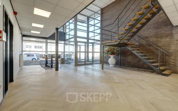 Moderne kantooringang op Fischerpad 106, Sittard, met een open trap en glaswanden. Geschikt voor wie kantoorruimte wil huren in een stijlvol kantoorpand.