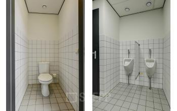 Kantoortoilet met witte tegelwanden en vloer op Fischerpad 106 in Sittard, ideaal voor bedrijven die kantoorruimte willen huren. Praktische sanitaire voorzieningen completeren het kantoorpand.