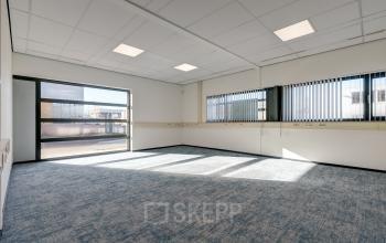 Heldere kantoorruimte op Fischerpad 106 in Sittard, perfect voor het huren van een moderne werkplek in een ruim en licht kantoorpand.
