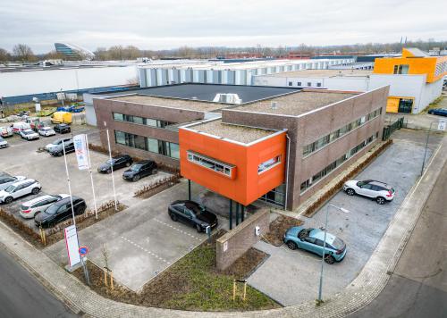 Ruime kantoorpand op Fischerpad 106 in Sittard met moderne gevel en parkeergelegenheid. Ideaal om kantoorruimte te huren en werkplekken te creëren.