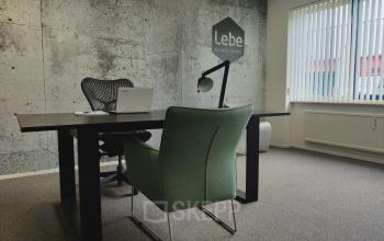 Kantoorruimte te huur in Sittard gelegen aan Dr. Nolenslaan 157. Het interieur toont een moderne werkplek met bureau, stoelen en een laptop.