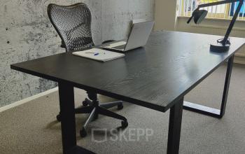 Modern kantoor te huur aan Dr. Nolenslaan 157 in Sittard, met een zwart bureau en ergonomische stoel.