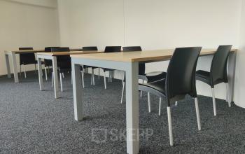 Vergaderruimte in kantoorpand op Dr. Nolenslaan 157 in Sittard, ingericht met tafels en stoelen voor kantoorruimte huren.