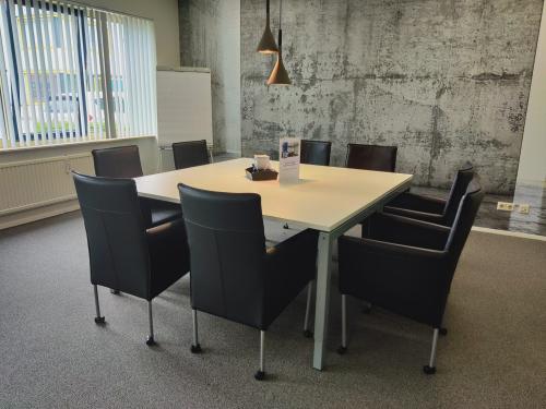 Kantoorruimte huren bij Dr. Nolenslaan 157 in Sittard met vergadertafel en zes stoelen.