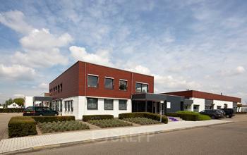 Vooraanzicht van een kantoorpand op Nusterweg 63, Sittard, met een strakke gevel en meerdere parkeerplekken voor de deur. Ideaal voor kantoorruimte huren.
