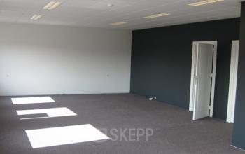 Ruime lege kantoorruimte op Nusterweg 63 in Sittard, geschikt voor huur als open vloerplan in een kantoorpand.