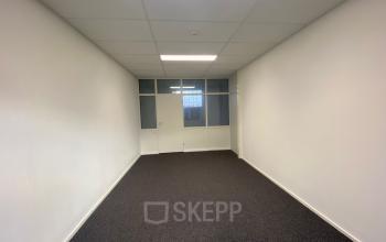 Leeg kantoorpand op Nusterweg 63 te Sittard met tapijtvloer en systeemplafond, ideaal voor kantoorruimte huren.