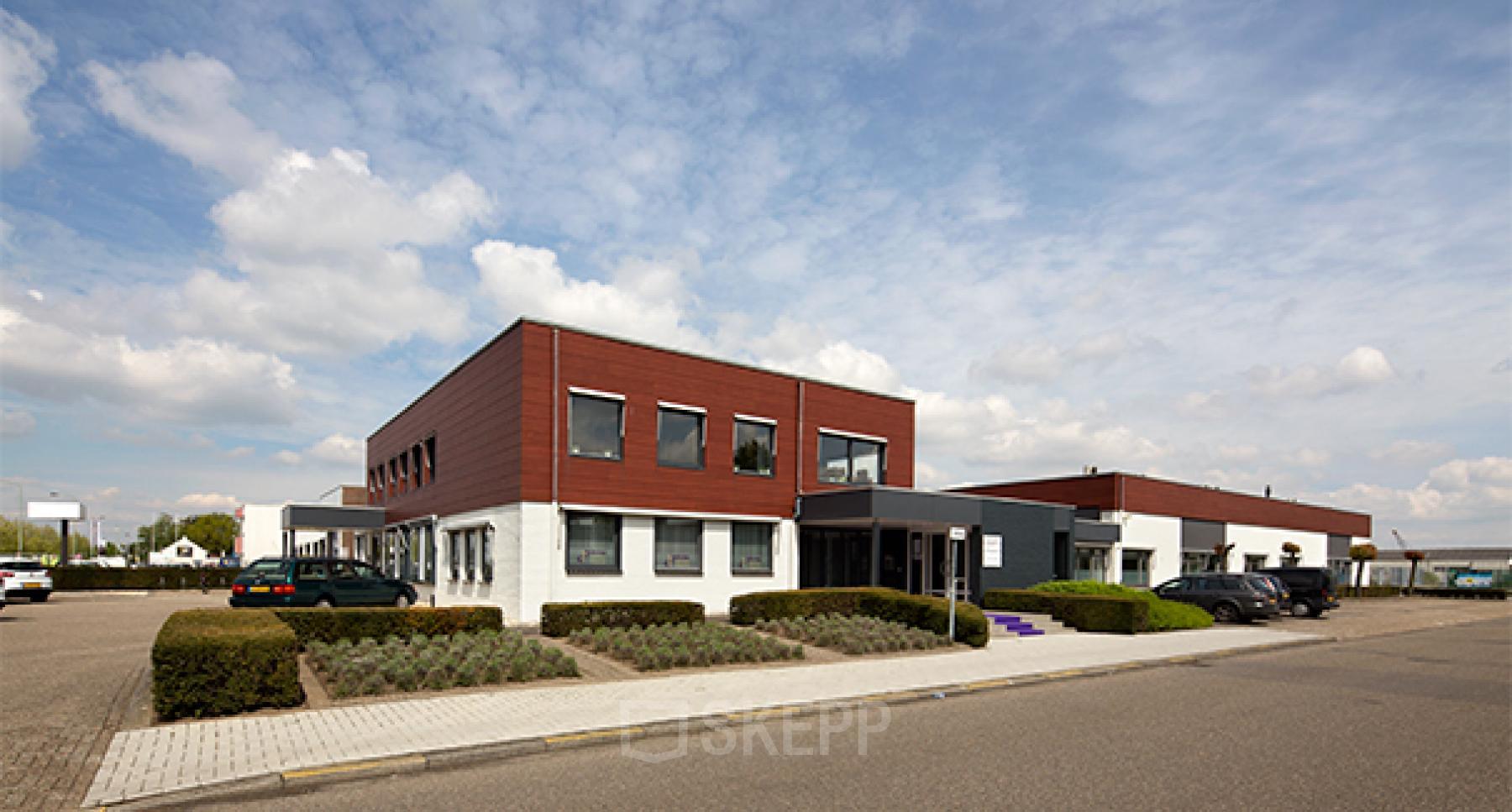 Vooraanzicht van een kantoorpand op Nusterweg 63, Sittard, met een strakke gevel en meerdere parkeerplekken voor de deur. Ideaal voor kantoorruimte huren.