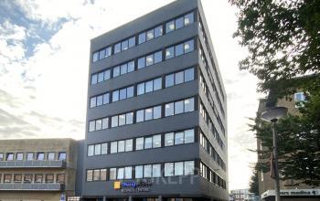 Kantoorpand aan het Stationsplein 1 in Sittard, geschikt voor kantoorruimte huren met meerdere verdiepingen en moderne uitstraling.