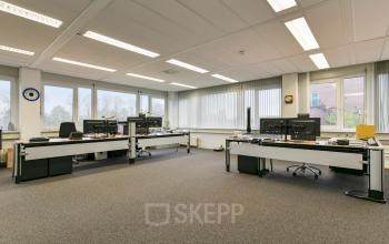 Ruime kantoorruimte huren op Curieweg 7, Spijkenisse, met lichte werkplekken en moderne bureaus. Ideaal voor professionals die een open werkvloer zoeken met voldoende daglicht.