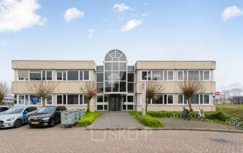 Zakelijk kantoorpand op Curieweg 7 in Spijkenisse, met moderne uitstraling en ruime parkeergelegenheid. Ideaal voor bedrijven die kantoorruimte willen huren. Het pand is centraal gelegen en goed bereikbaar.