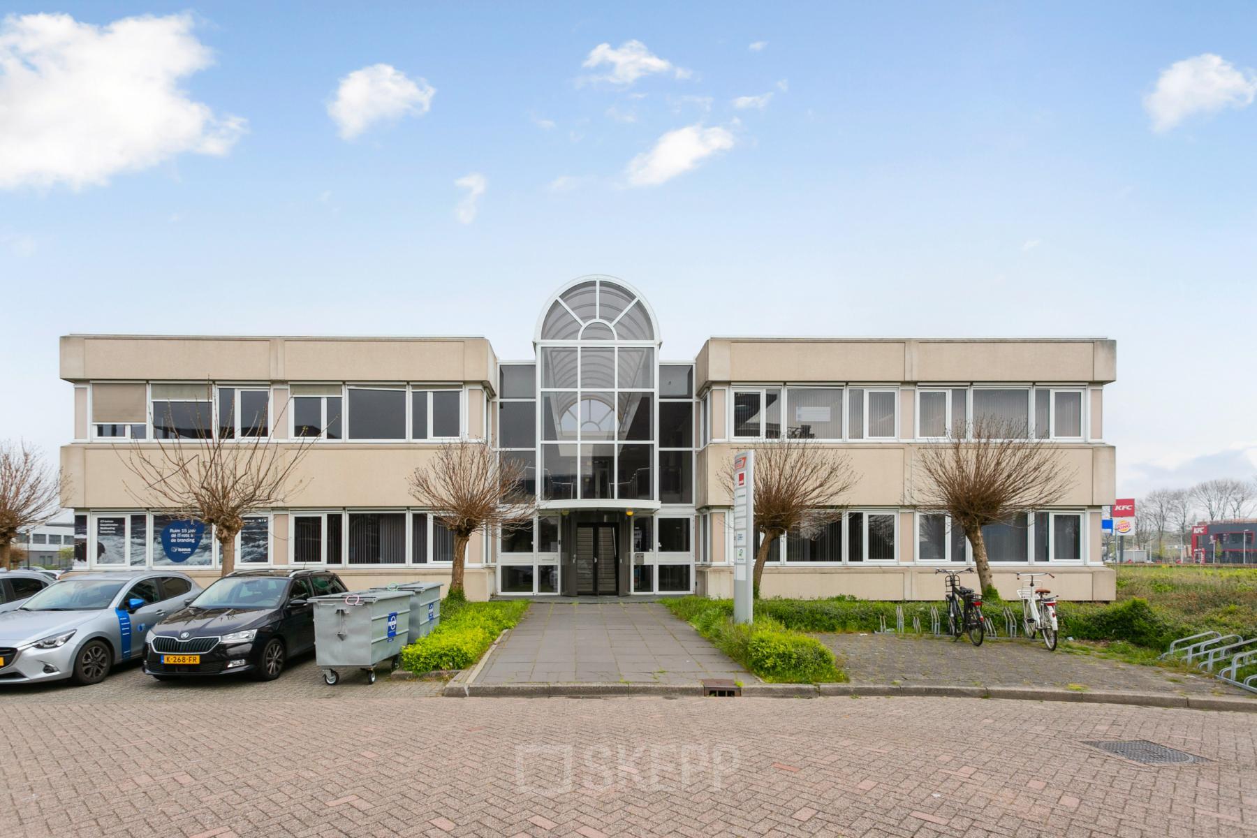 Zakelijk kantoorpand op Curieweg 7 in Spijkenisse, met moderne uitstraling en ruime parkeergelegenheid. Ideaal voor bedrijven die kantoorruimte willen huren. Het pand is centraal gelegen en goed bereikbaar.