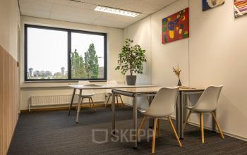 Kantoorruimte huren op Curieweg 9, Spijkenisse met strak ingerichte werkplekken, decoratieve kunstwerken en grote ramen voor natuurlijk licht.