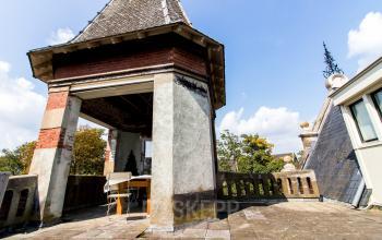 Office building with roof terrace and within walking distance of the river