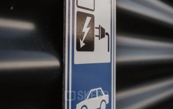 Tekst van elektrisch oplaadpunt bij kantoor te Breda Terheijden, Bredaseweg 8, geschikt voor duurzaam huren.