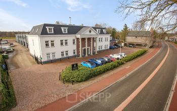 Uitzicht op het klassieke kantoorpand aan de Bredaseweg 8 in Breda Terheijden. Perfecte locatie voor kantoorruimte huren, omringd door groen en voorzien van ruime parkeergelegenheid.