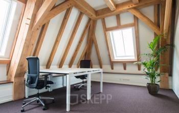 Kantoorruimte huren op Bredaseweg 8, Breda Terheijden: helder kantoor met houten balken, ruimtelijk en voorzien van grote ramen. Geschikt voor een productieve werkdag.