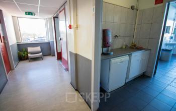 De pantry in het kantoorgebouw