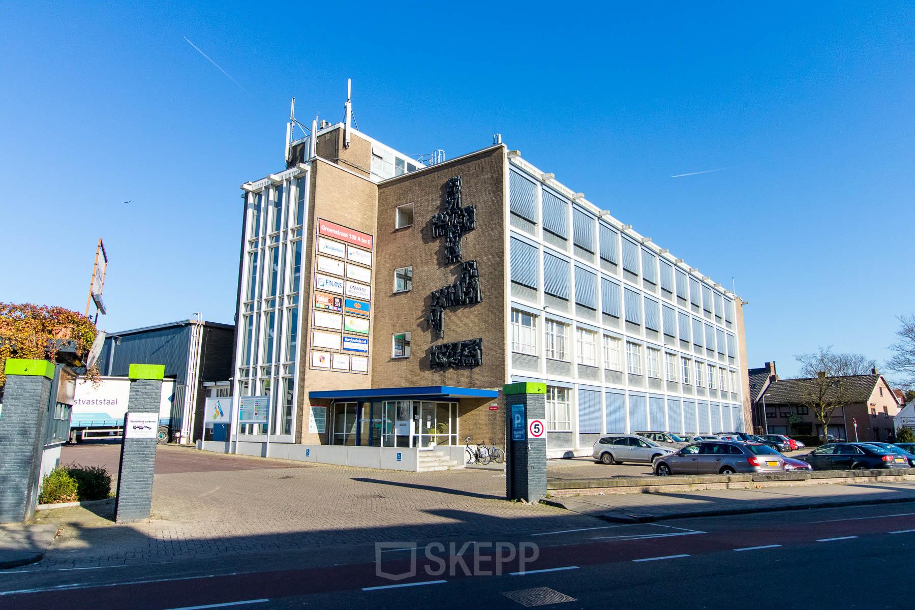 Voorzijde van het kantoorpand
