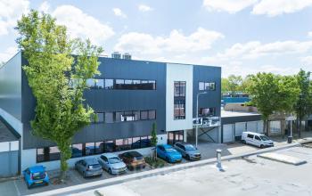 Exterieur van een modern kantoorpand op Kapitein Rondairestraat 8, Tilburg met ruime parkeergelegenheid. Ideaal voor bedrijven die kantoorruimte willen huren in een goed bereikbare omgeving.
