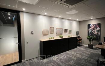 Interieur van kantoorpand op Kapitein Rondairestraat 8 in Tilburg met moderne inrichting, kunstwerken aan de muur en een strakke, zakelijke uitstraling. Ideaal voor kantoorruimte huren.