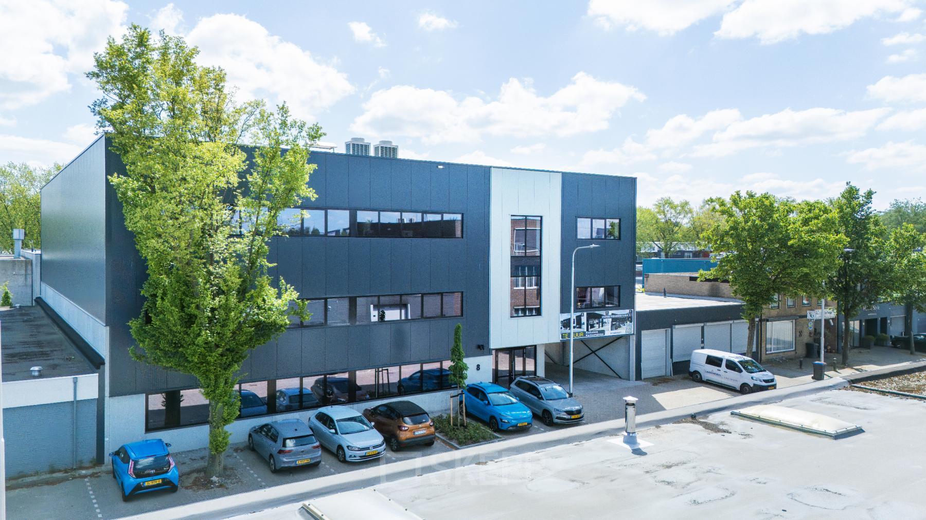 Exterieur van een modern kantoorpand op Kapitein Rondairestraat 8, Tilburg met ruime parkeergelegenheid. Ideaal voor bedrijven die kantoorruimte willen huren in een goed bereikbare omgeving.