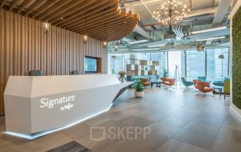 Moderne receptieruimte in kantoorpand Stadsplateau 3, met stijlvolle zitplekken en grote ramen. Perfecte locatie voor kantoorruimte huren in Utrecht Centraal Station.