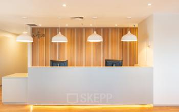 Moderne receptieruimte in een kantoorpand op Stadsplateau 3, Utrecht Centraal Station. Ideaal voor kantoorruimte huren, met stijlvolle verlichting en ontvangstbalie voor een professionele uitstraling.