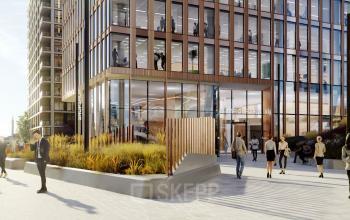 Het moderne kantoorpand op Stadsplateau 3 in Utrecht Centraal Station toont een indrukwekkende glazen gevel met voorbijgangers en kantoormedewerkers in actie. Ideaal voor wie kantoorruimte wil huren in een levendige omgeving.