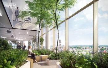 Moderne kantooruimte huren bij Stadsplateau 3 met veel natuurlijk licht en planten. Mensen overleggen en ontspannen in een groene omgeving met uitzicht op Utrecht.