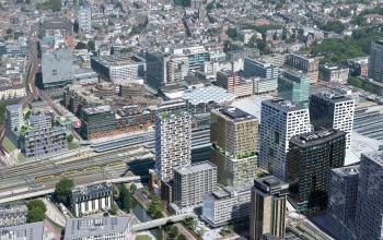 Luchtfoto van kantoren rond Utrecht Centraal Station, gelegen aan Stadsplateau 3. Modern stedelijk gebied met diverse kantoorpanden, ideaal om kantoorruimte te huren in een centraal gelegen omgeving.