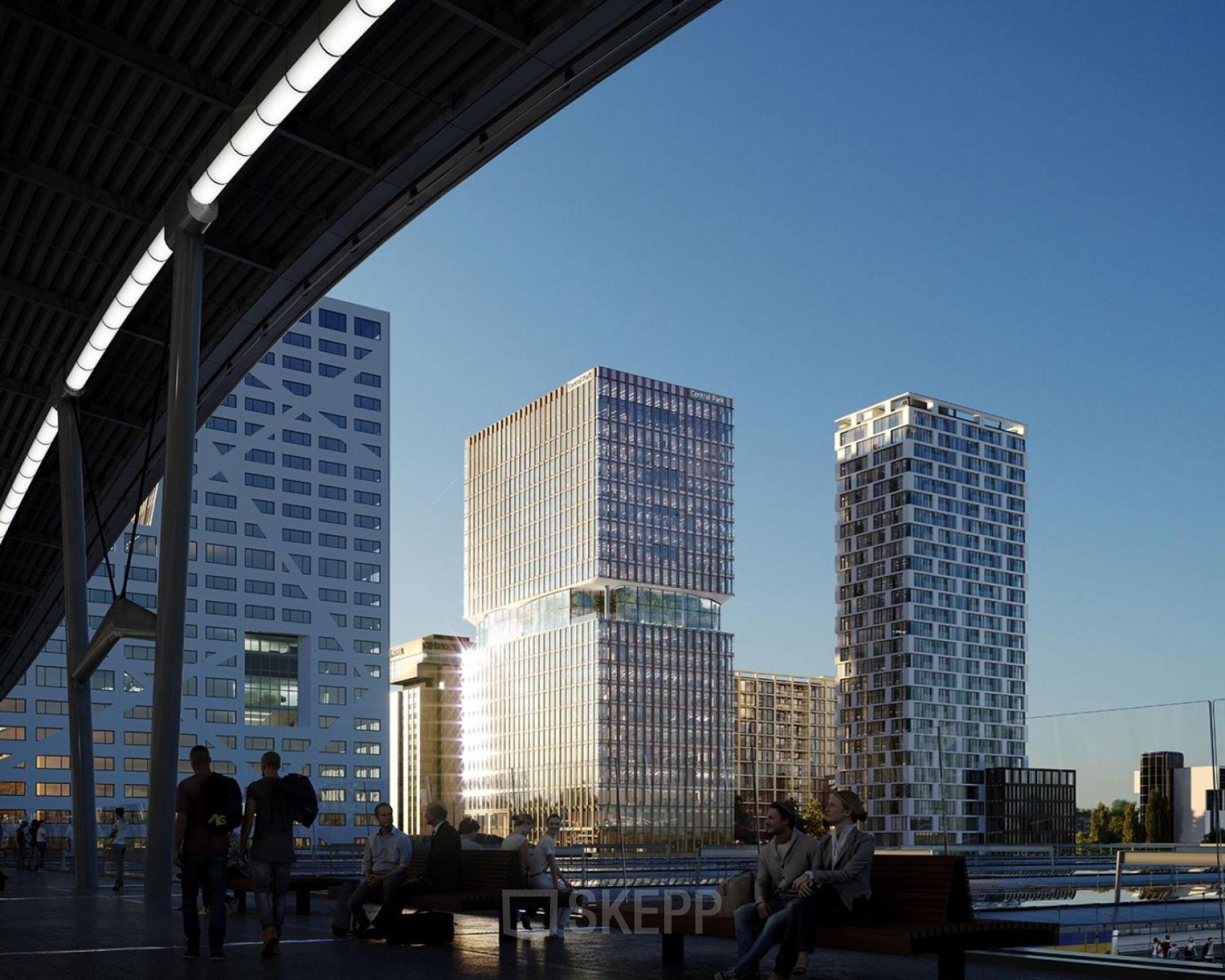 Moderne kantoorcomplexen bij Utrecht Centraal Station, gelegen aan Stadsplateau 3, met glanzende glazen buitenkant reflecterend in het zonlicht. Mensen zitten op bankjes en wandelen in een rustgevende omgeving.