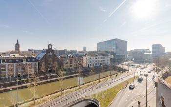 Luchtfoto van Daalsesingel 51 in Utrecht, met uitzicht op het moderne kantoorpand nabij het Centraal Station op een zonnige dag.
