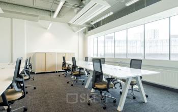 Modern kantoorpand op Daalsesingel 51 in Utrecht Centraal Station, met ruime werkplekken en veel natuurlijk licht. Ideaal voor kantoorruimte huren.