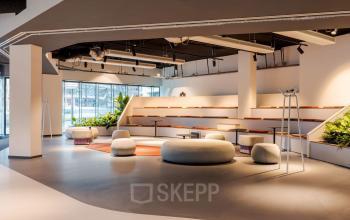 Moderne kantoorruimte op Daalsesingel 51, nabij Utrecht Centraal Station, met een creatieve en flexibele indeling en comfortabele zitplaatsen, ideaal voor evenementen of samenwerkingen.